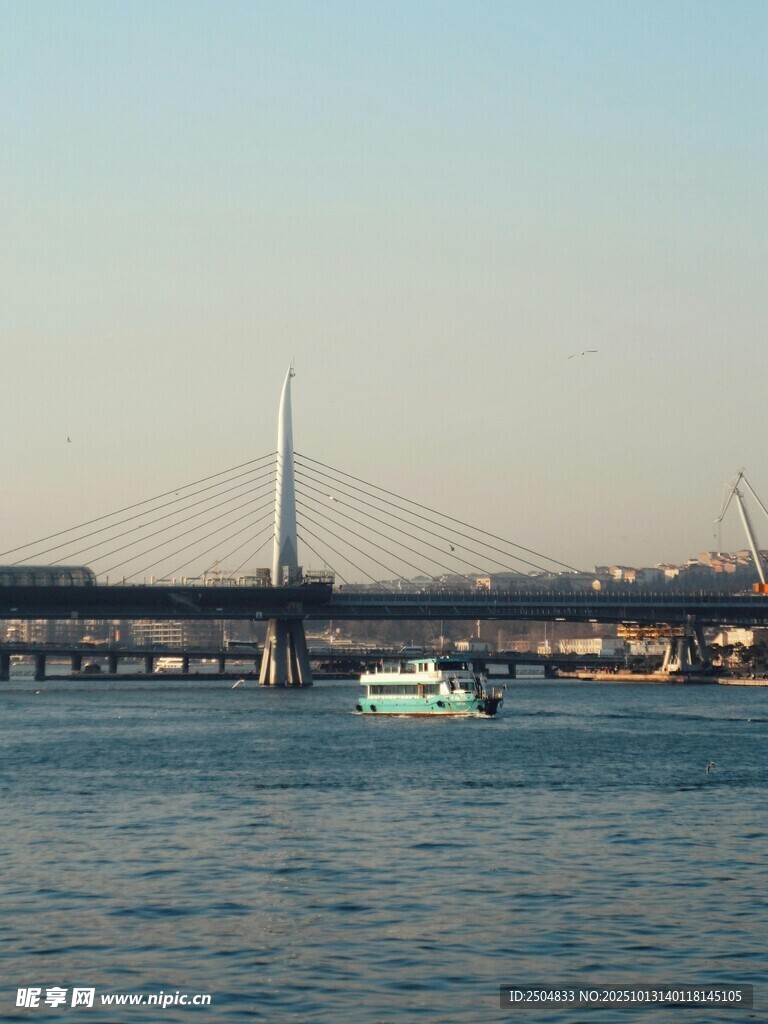 海上桥梁与船只景观