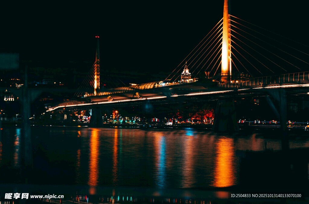 城市夜景中的璀璨桥梁