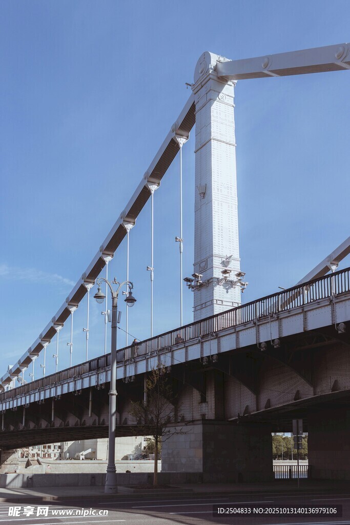 现代风格桥梁横跨天际