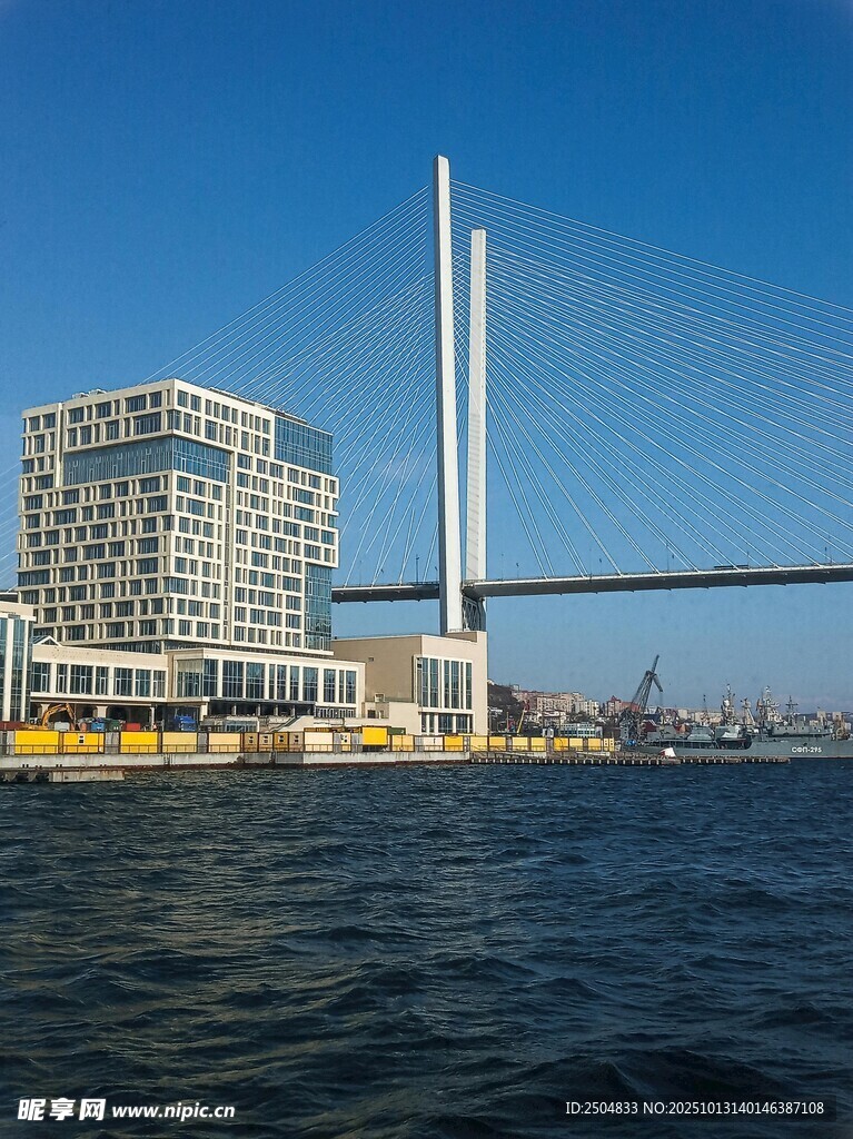 河畔桥梁与现代建筑景观