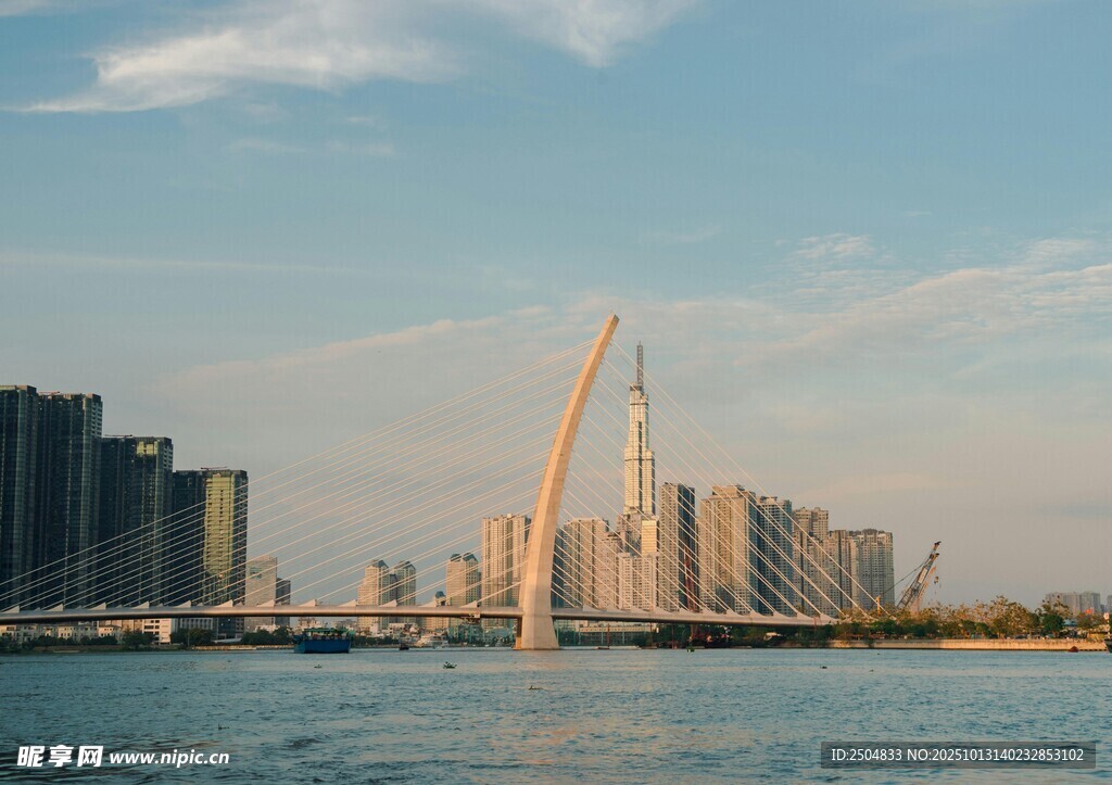 城市河畔现代桥梁景观