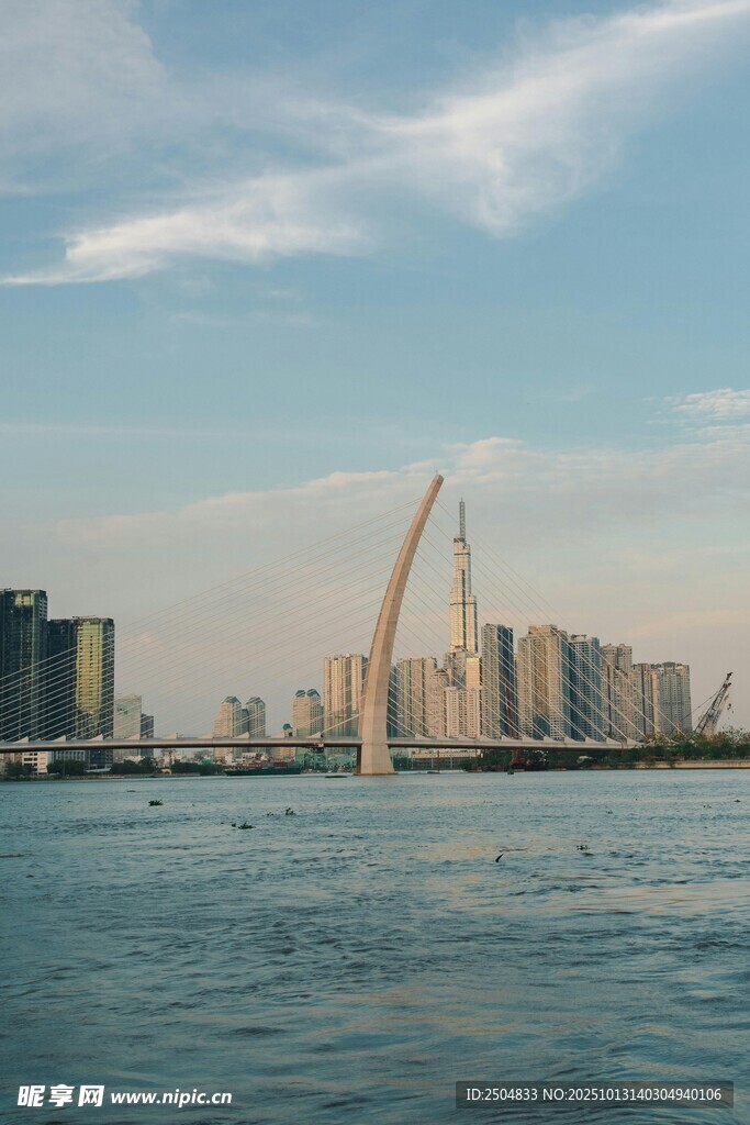 海滨城市天际线与水域景观