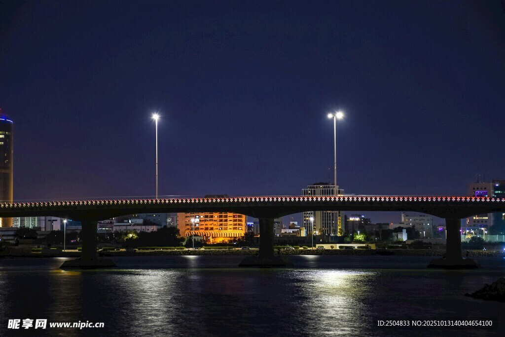 夜晚桥梁夜景灯光璀璨