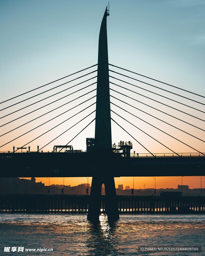 夕阳下的桥梁剪影