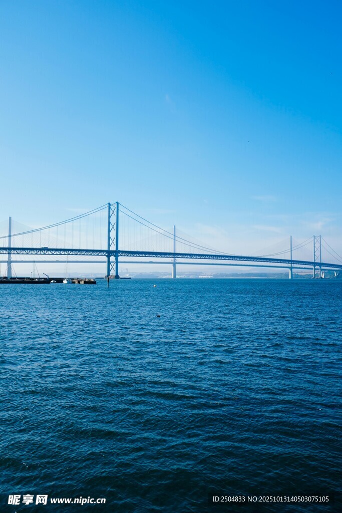 跨海大桥横跨蔚蓝海面