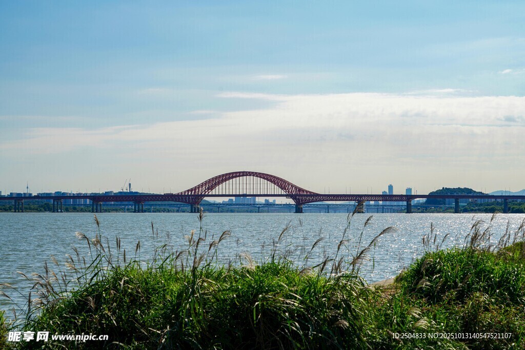 湖畔拱桥美景