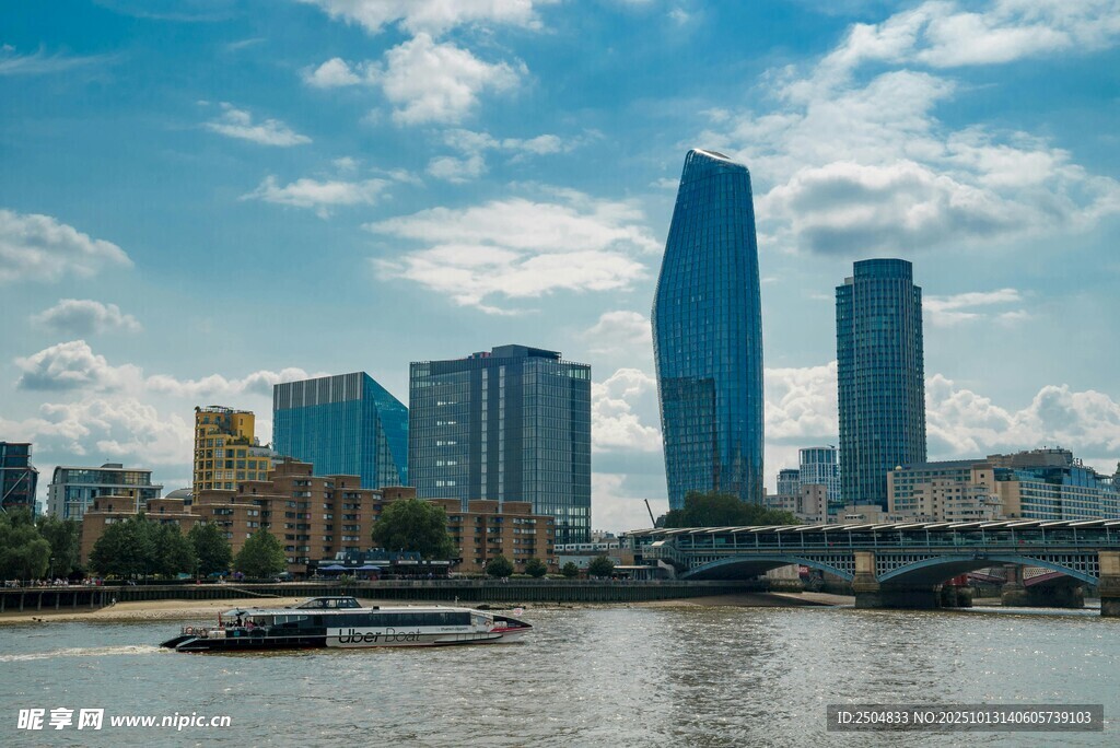 河畔都市天际线景观