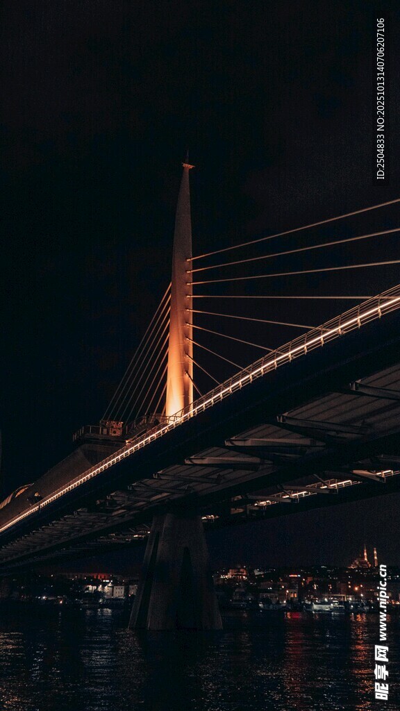 夜晚桥梁夜景璀璨夺目