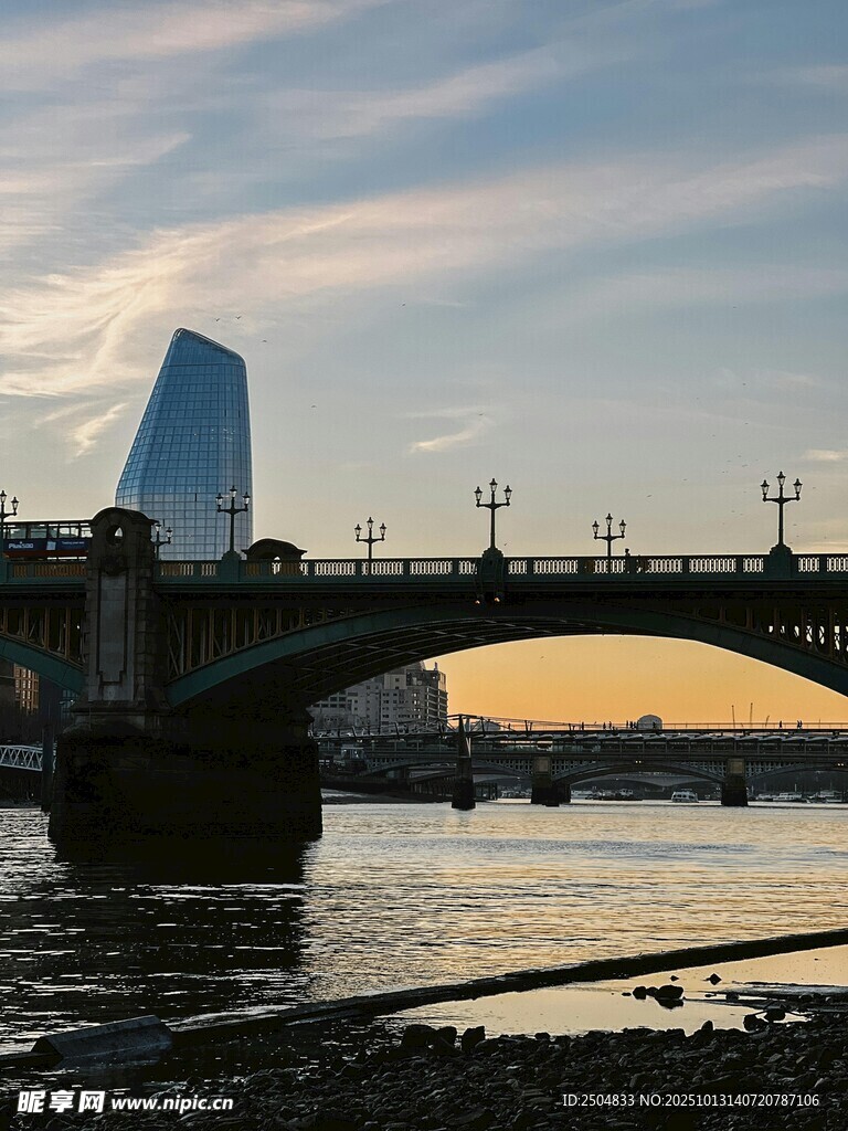 夕阳下的桥梁与现代建筑