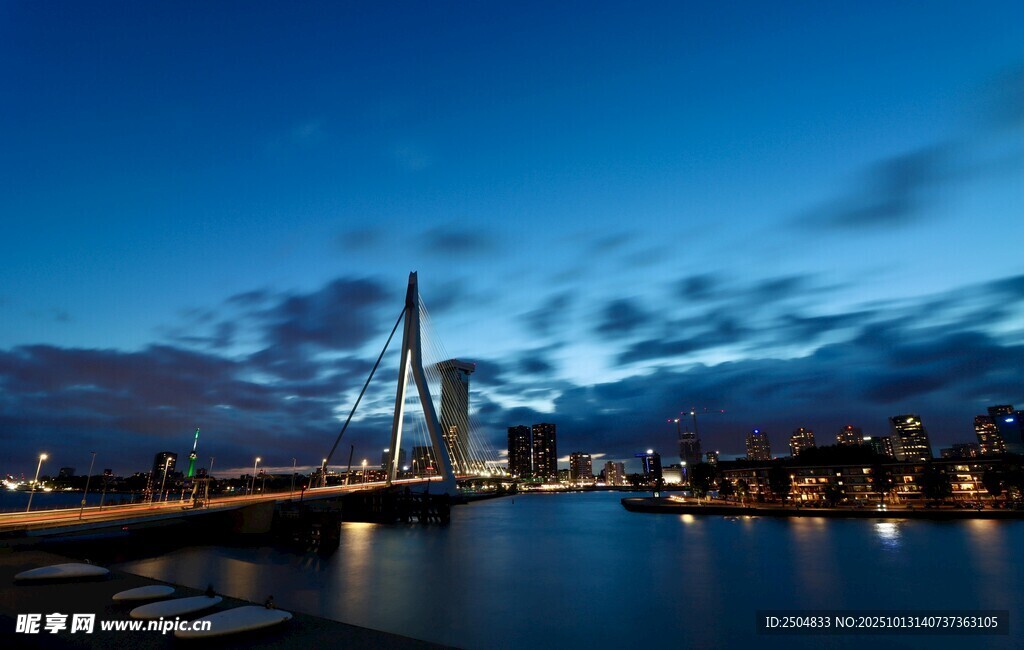 城市夜景中的桥梁风光