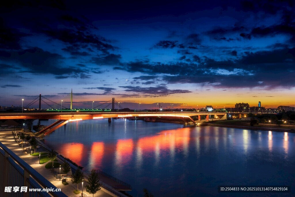 城市河畔夜景绚丽风光