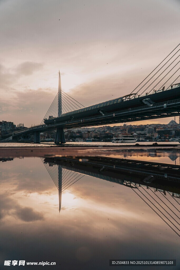 黄昏下的桥梁倒影美景