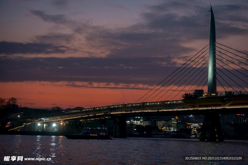 黄昏下的桥梁夜景