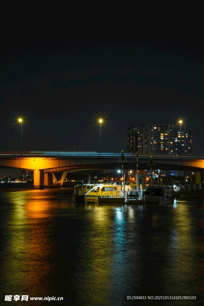 夜晚河畔灯火映照的美景
