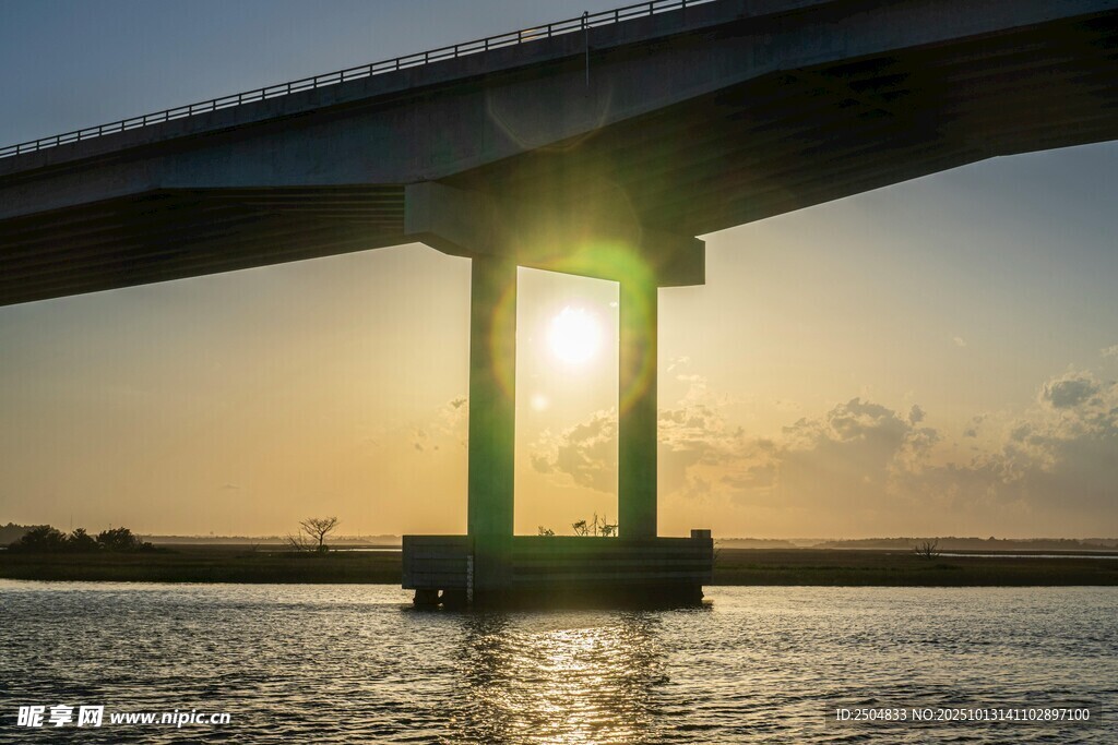 夕阳下的桥梁与水面美景