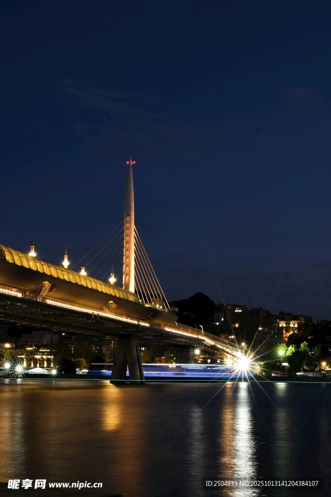 夜晚璀璨的桥梁夜景