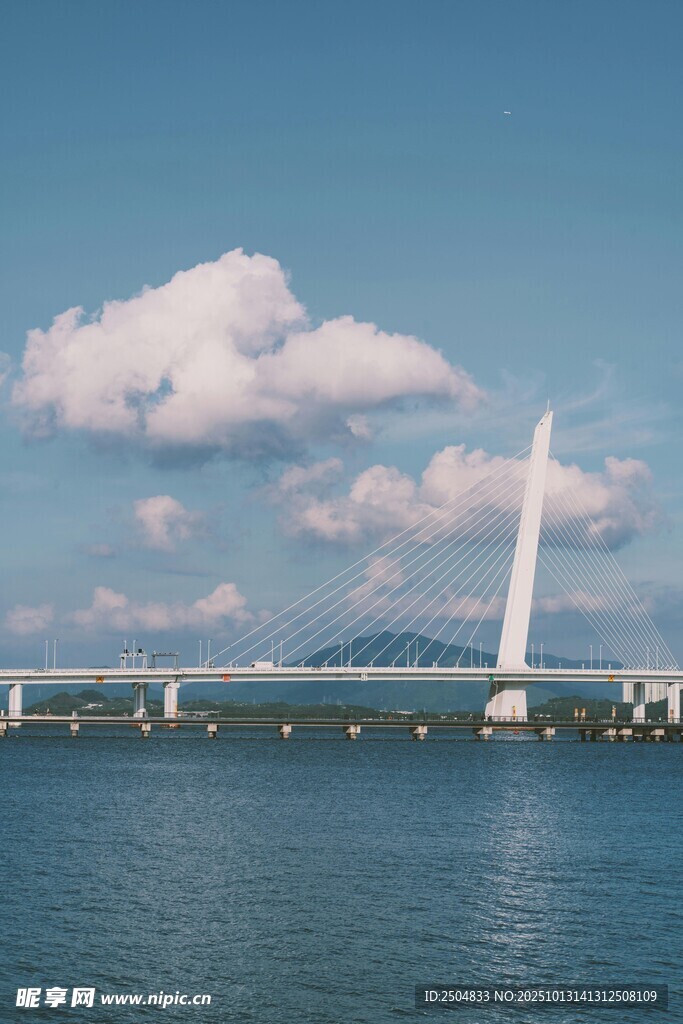 海上高塔与蓝天白云美景