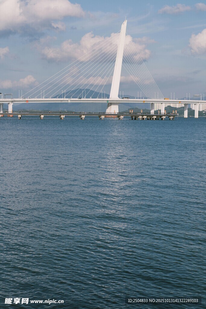 海上高塔与桥梁壮丽景观