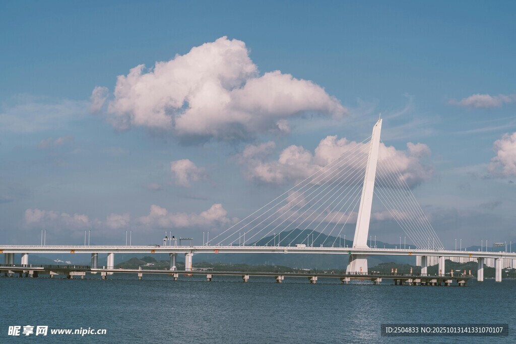 海上大桥与高耸建筑景观