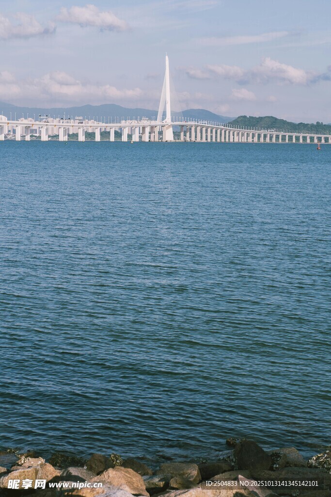 海边远眺跨海大桥美景
