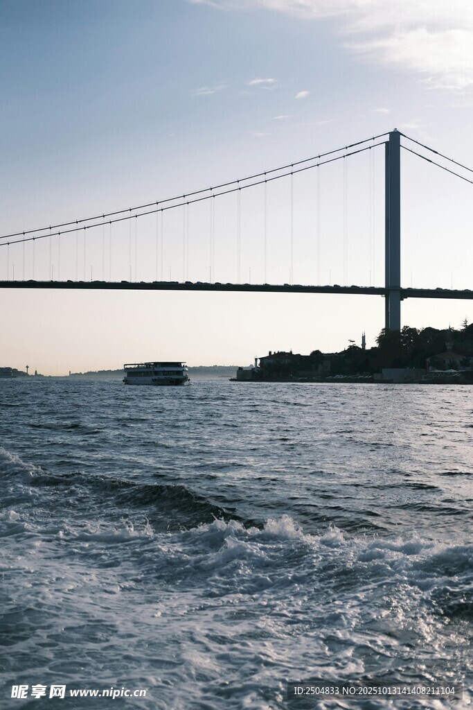 海上悬索桥与波光粼粼海面