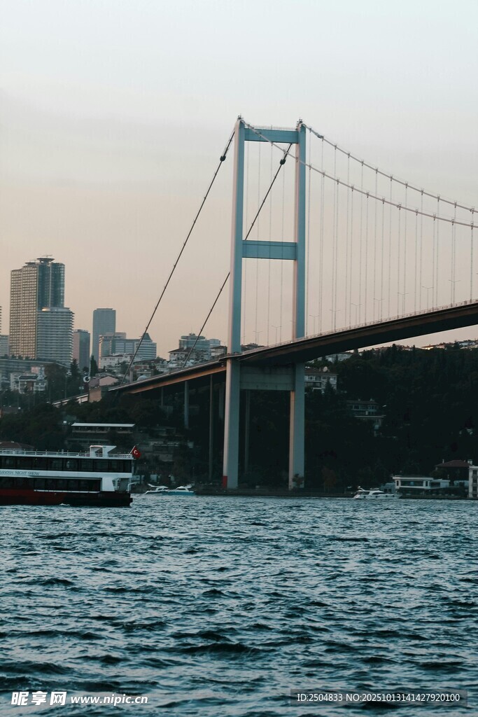 城市跨海大桥与水面景象