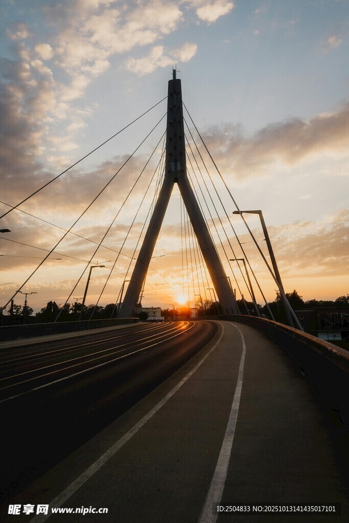 夕阳下的现代斜 桥