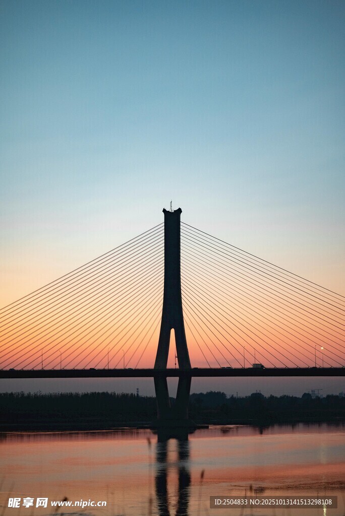 夕阳下的斜 桥美景