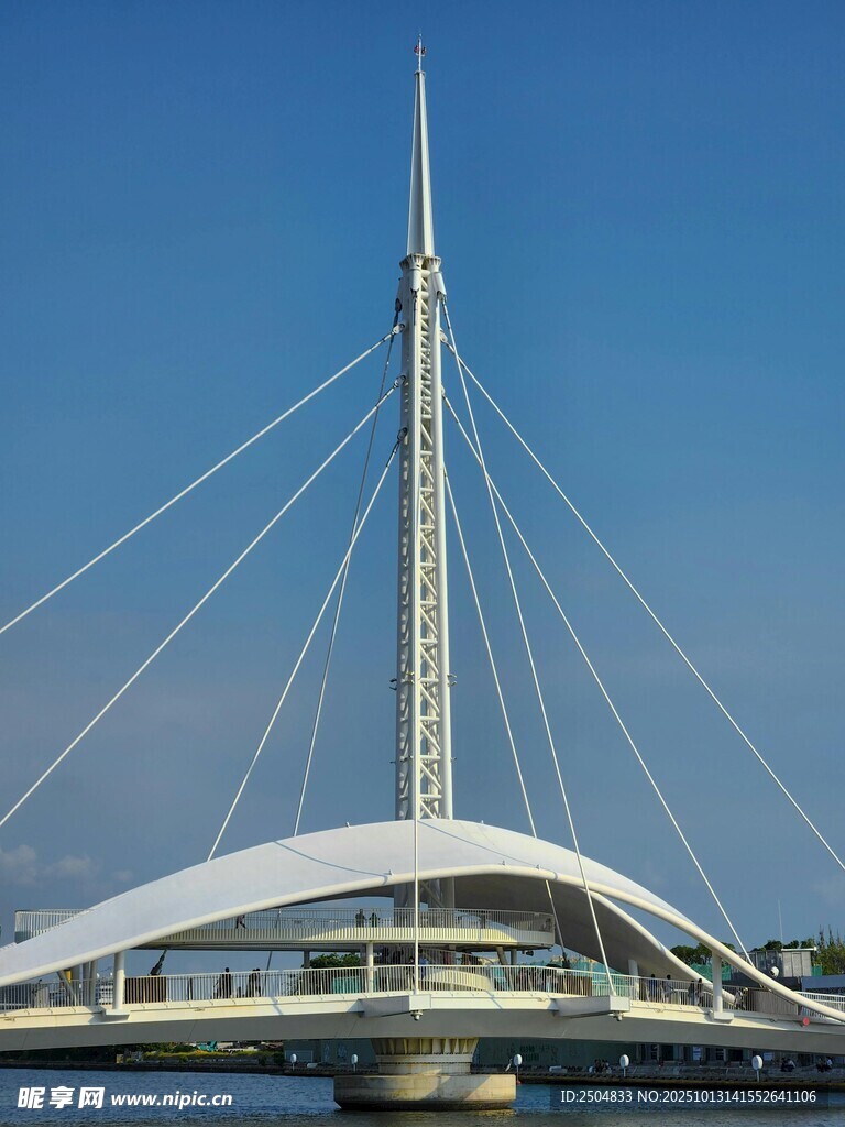 现代风格斜 桥建筑景观