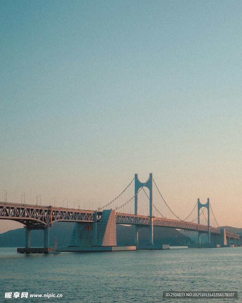 跨海大桥横跨蔚蓝海面