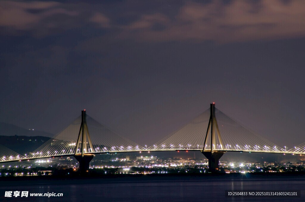 夜幕下的跨海大桥美景