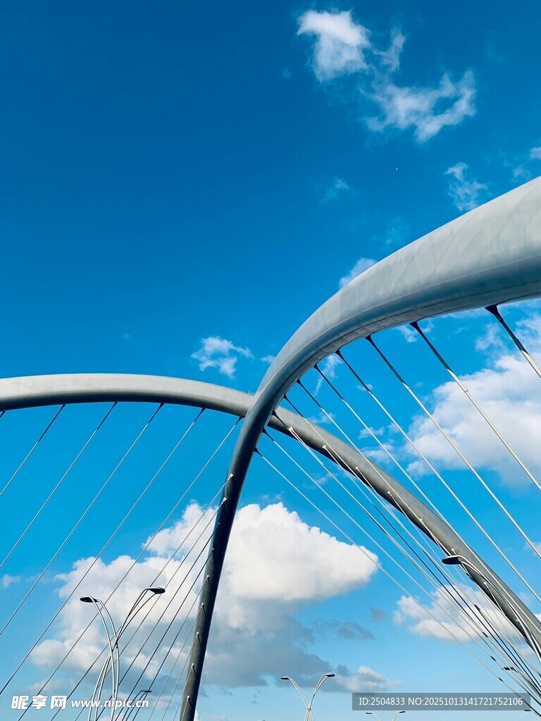 拱形桥梁与蓝天美景