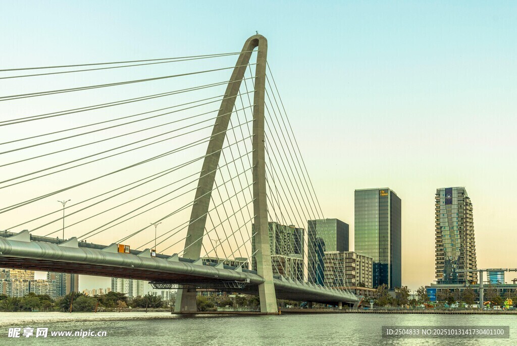城市桥梁与现代建筑景观