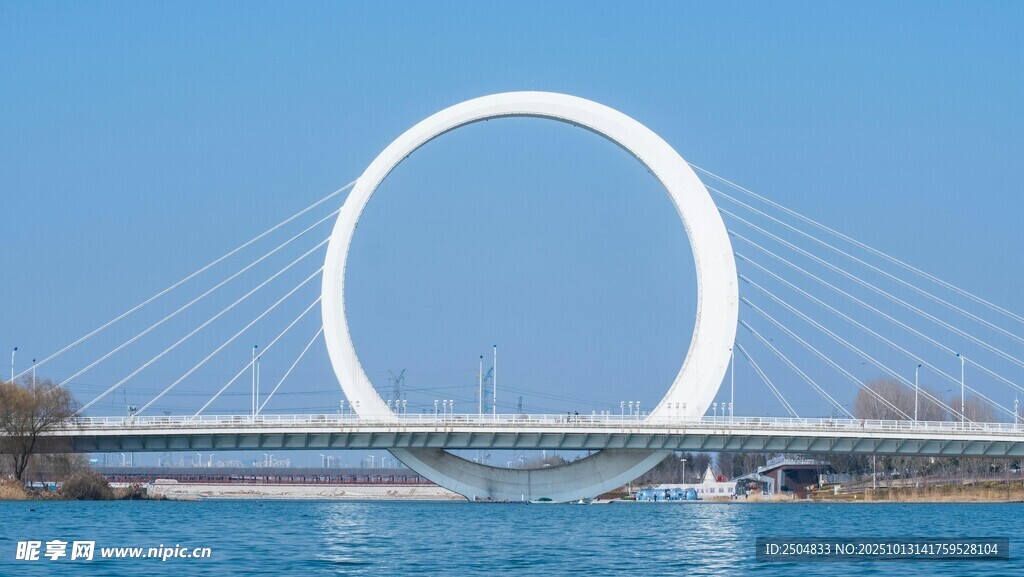 环形大桥横跨蓝色水面