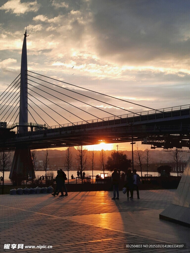夕阳下的桥梁与行人景观