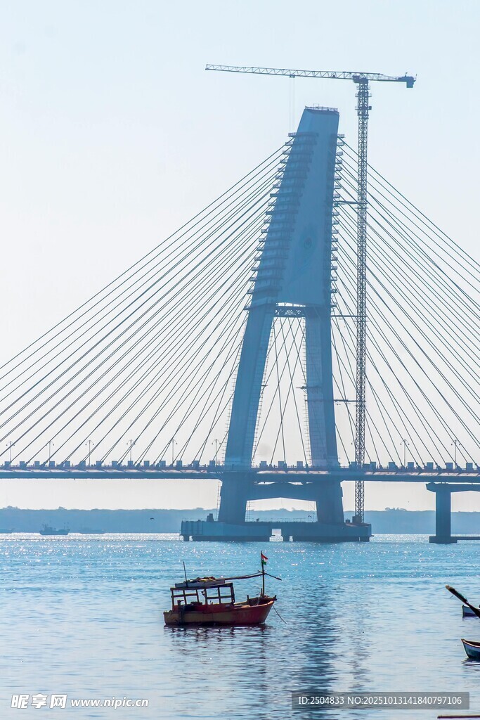 海上大桥与船只景观