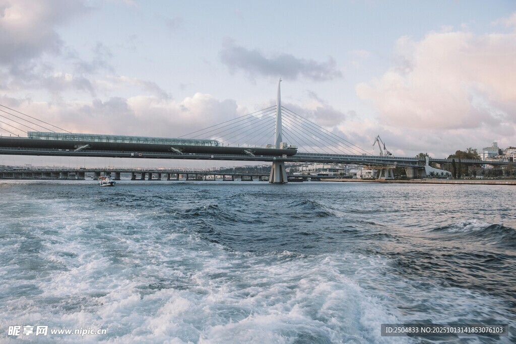 海上桥梁与波涛景观