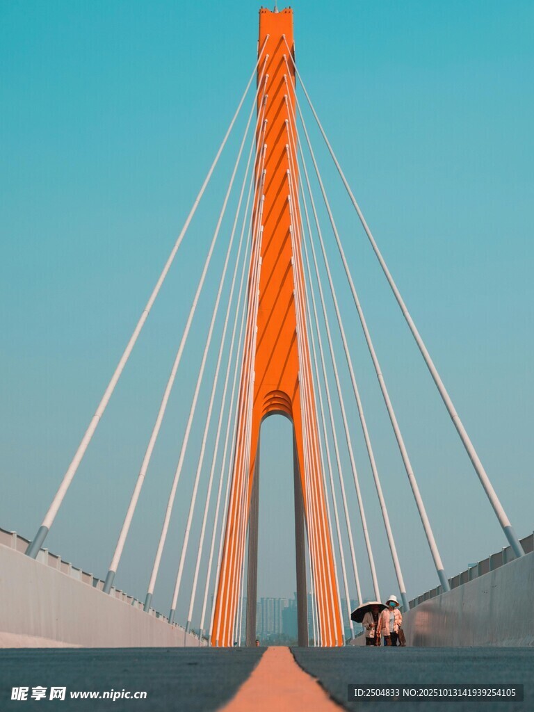 橙色斜 桥横跨天际