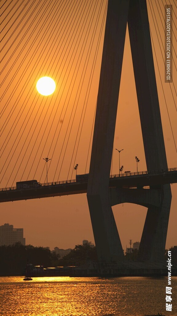 夕阳下的跨江大桥美景