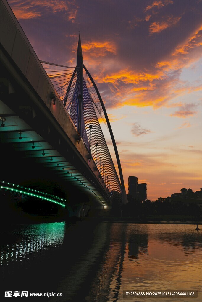 夕阳下的桥梁与绚丽天空