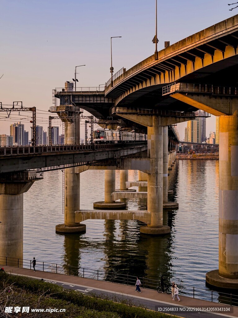 黄昏下的城市桥梁景观