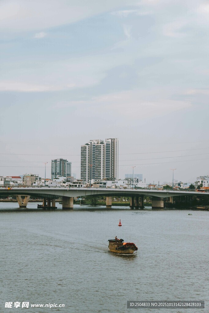 江上小船与城市天际线