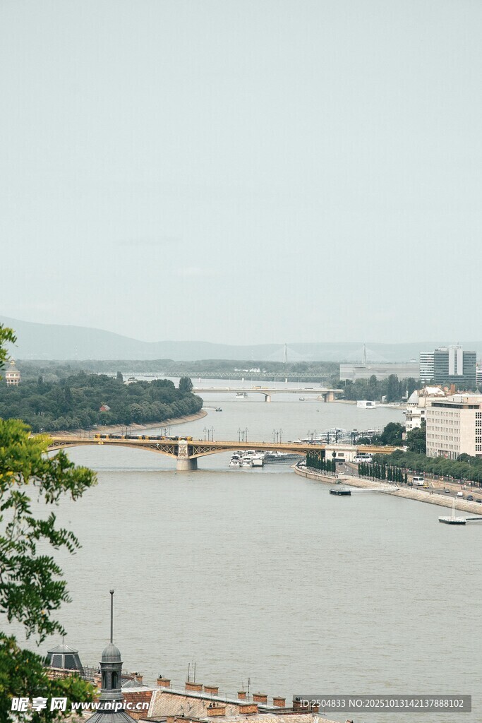 江边城市风光远眺