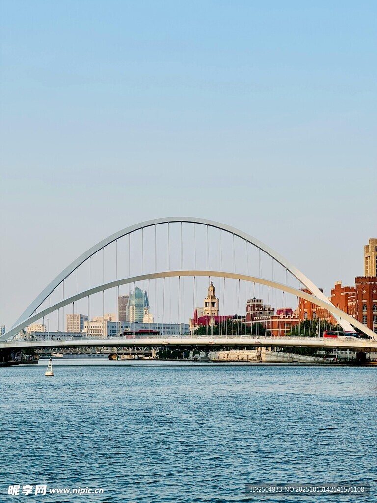 城市河畔弧形桥梁美景