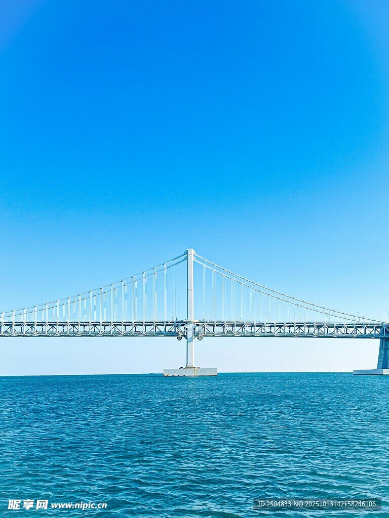 跨海大桥横跨蔚蓝海面