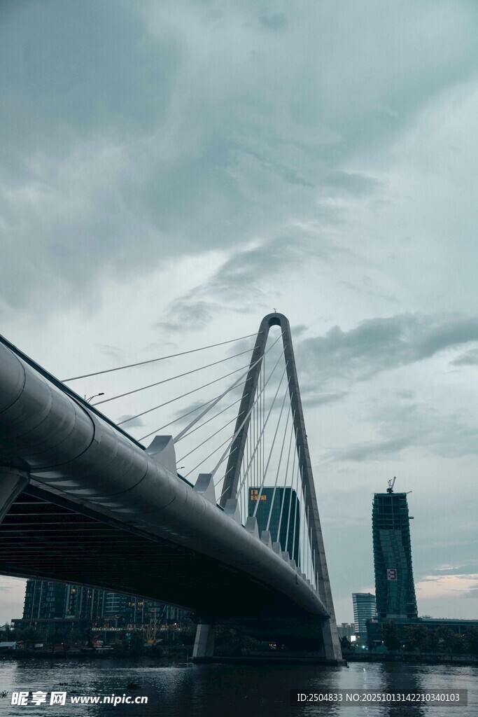 城市桥梁与 沉天空景观