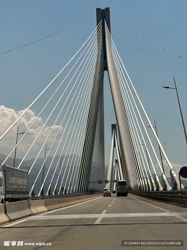 现代斜 桥横跨开阔道路