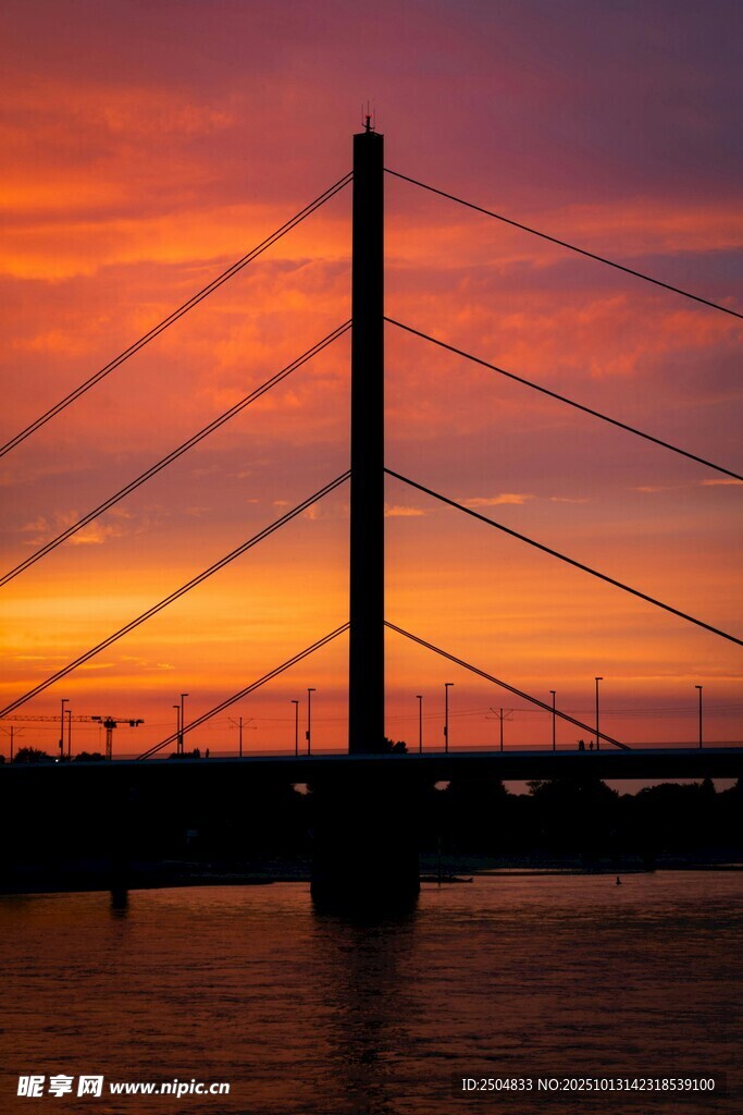 夕阳下的桥梁美景