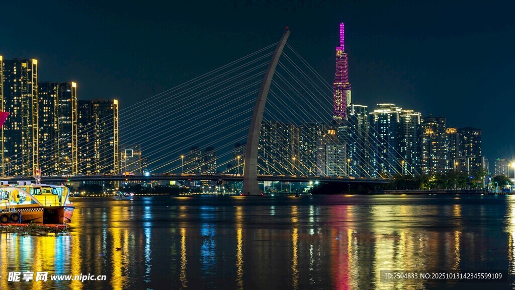 城市夜景中的璀璨桥梁