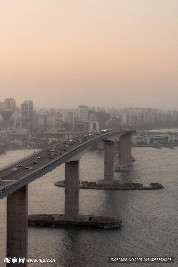 黄昏下的城市跨江大桥